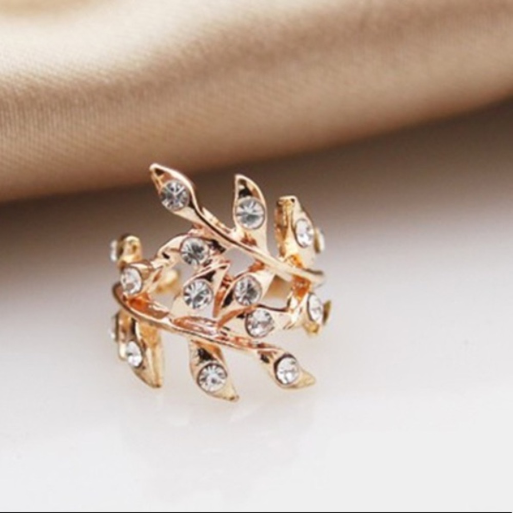 π Awesome Pierce-less leaf vine ear cuff in gold or silver π - Picture 2 of 8